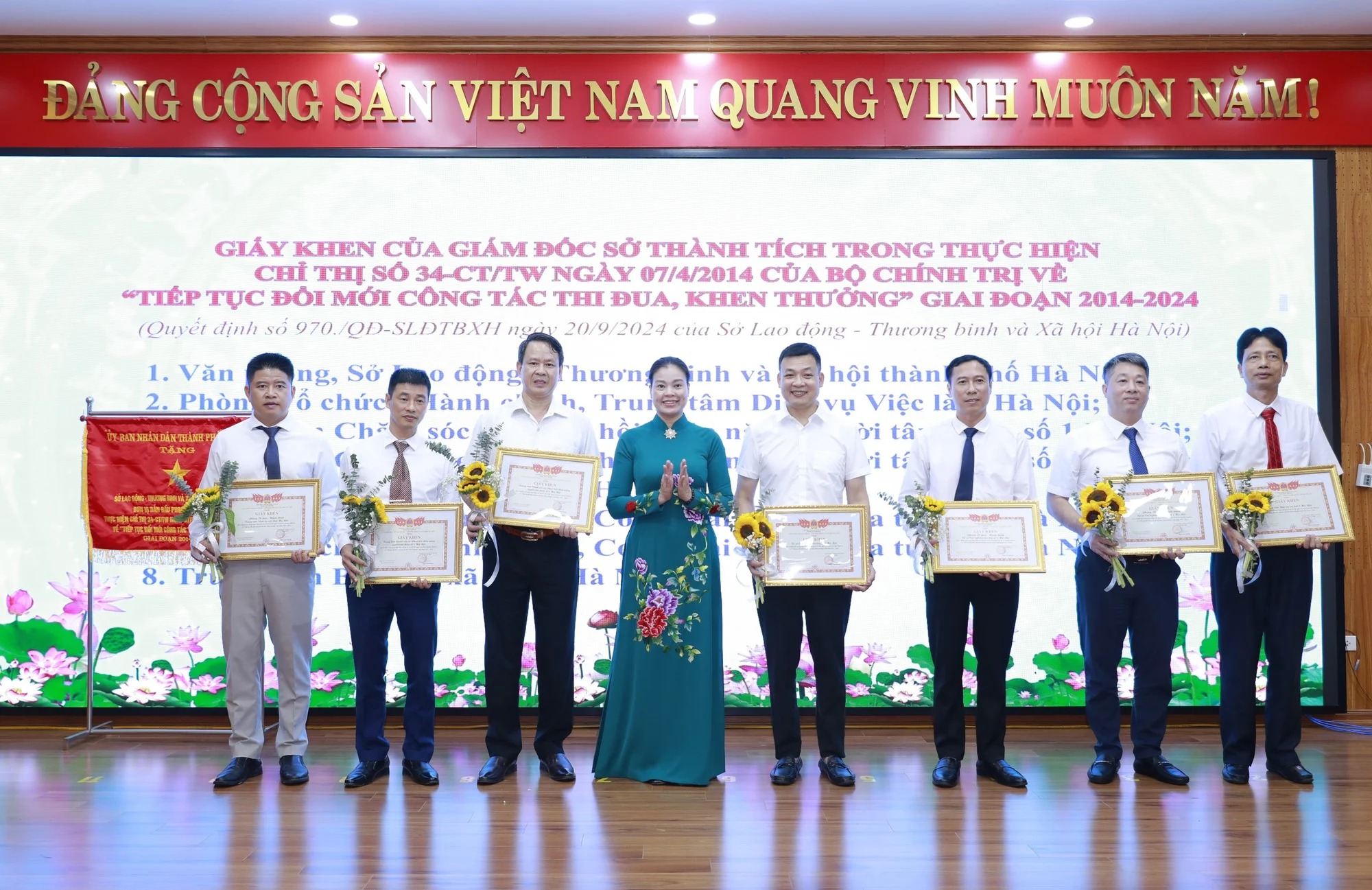 Tôn vinh, khen thưởng công chức viên chức có tài năng theo Nghị định 179