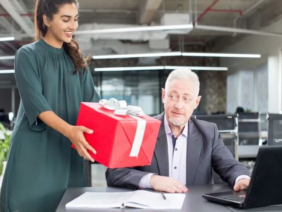 Biếu quà Tết cho sếp bao nhiêu bị coi là hối lộ?